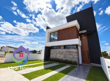 Casa · 194m² · 3 Recámaras · 2 Estacionamientos · Casa en Venta en Tequisquiapan en Fraccionamiento con Alberca.