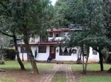 Casa de 3 habitaciones, Valle de Bravo · Renta de Casa con Amplio Jardín en Avandaro