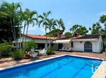 Casa · 530m² · 4 Recámaras · 8 Estacionamientos · Hermosa Casa Estilo Hacienda en Cuernavaca