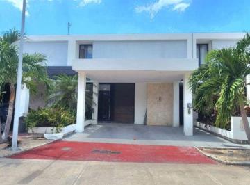 Casa de 3 habitaciones, Mérida · Casa de Dos Pisos con 3 Recamaras con Baño, Paneles Solares, Alberca, Climatizada Pet Frindly