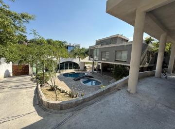 Casa · 1140m² · 5 Estacionamientos · Residencia en Venta en Los Cristales
