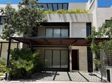 Casa · 160m² · 3 Recámaras · 2 Estacionamientos · Casa en Venta en Playa del Carmen