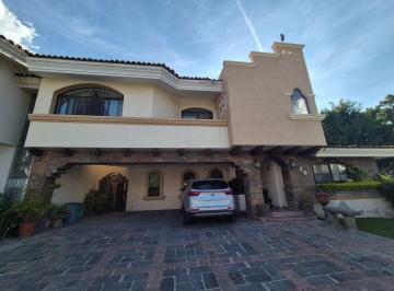 Casa en condominio de 3 habitaciones, Zapopan · Casa en Venta en Puerta de Hierro a un Precio de Oportunidad!