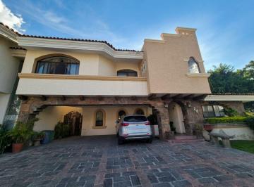 Casa en condominio de 3 habitaciones, Zapopan · Casa en Venta en Puerta de Hierro a un Precio de Oportunidad!