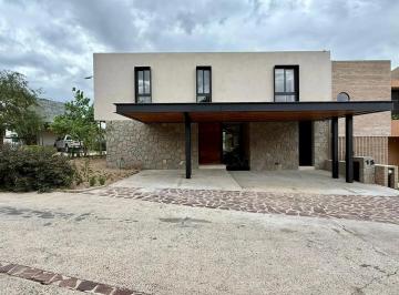 Casa de 4 habitaciones, Querétaro · Casa en Renta Ubicada en El Fraccionamiento Altozano
