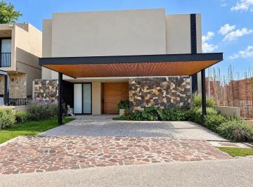 Casa 300m² Renta Altozano el Nuevo Querétaro · Casa en Renta Ubicada en El Fraccionamiento Altozano