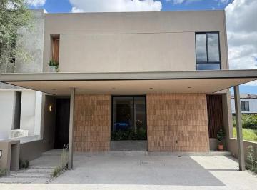Casa de 4 habitaciones, Querétaro · Casa en Venta Ubicada en El Fraccionamiento Altozano