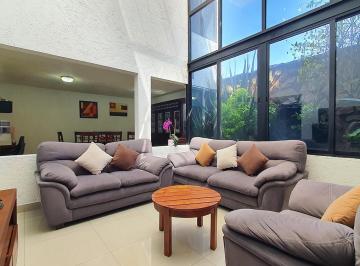 Sala a doble altura con vista a jardinera · Casa en Venta con La Mejor Relacion Calidad Precio