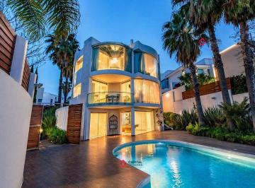 Casa de 4 habitaciones, Zapopan · Casa de Lujo en Venta en Virreyes con Alberca y Amplios Espacios.