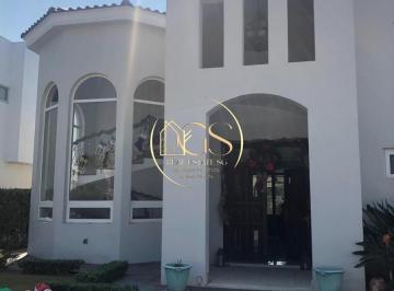 Casa · 930m² · 3 Recámaras · 4 Estacionamientos · Casa en Venta San Lorenzo Residencial Celaya