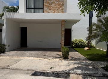 Casa de 3 habitaciones, Mérida · Casa en Renta con Paneles, en Privada en Cholul, a Pocos m de Periferico