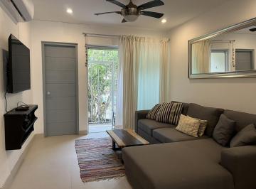 un sofa y una tv Departamento Amueblado de 2 Recamaras en Renta | Paraiso del Carmen Playa del Carmen · Departamento Amueblado de 2 Recamaras en Renta | Paraiso del Carmen Playa del Carmen