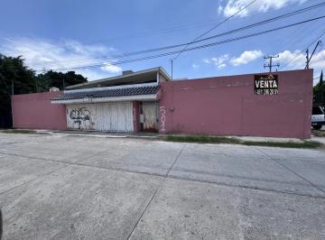 Casa de 5 habitaciones, Celaya · Casa en Esquina de Av en Venta Jardines de Celaya