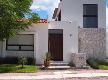 Frachada principal · Casa de Autor Amueblada | Todo en Planta Baja + Estudio Privado | Amenidades
