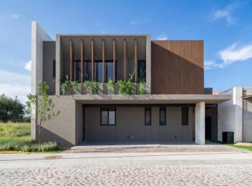 Casa en condominio · 320m² · 4 Recámaras · 3 Estacionamientos · Casa Nueva en Venta en Lagos en Lomas del Campanario Norte