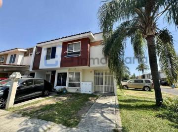 Casa de 4 habitaciones, San Pedro Tlaquepaque · Casa Amueblada en Parques del Bosque