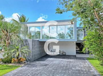 Casa · 851m² · 4 Recámaras · 6 Estacionamientos · Casa en Venta en Cancún en Residencial Lagos del Sol a Pie de Lago
