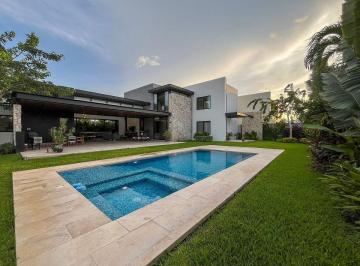 Casa · 1471m² · 4 Recámaras · 10 Estacionamientos · Casa en Venta en Mérida