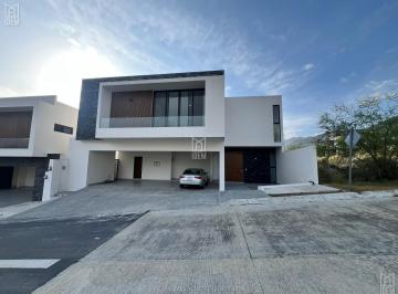 Casa · 345m² · 5 Recámaras · 4 Estacionamientos · 0538 - Casa en Venta en Carretera Nacional, Altura El Uro