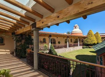Casa · 1600m² · 5 Recámaras · 4 Estacionamientos · Residencia de un Nivel en Providencia, Metepec