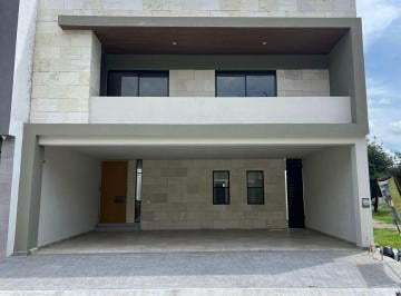 Casa · 250m² · 3 Recámaras · 3 Estacionamientos · Casa en Venta en Pedregal del Huajuco Carretera Nacional