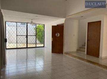 Casa · 300m² · 3 Recámaras · 2 Estacionamientos · Casa en Cámara de Comercio, a Unas Cuadras del Cumbres