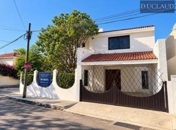 Casa · 250m² · 3 Recámaras · 2 Estacionamientos · Casa en Cámara de Comercio, a Unas Cuadras del Cumbres