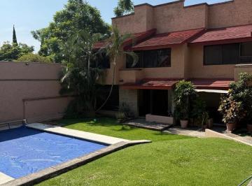 Casa · 300m² · 3 Recámaras · 2 Estacionamientos · Casa en Renta con Alberca en Jardines de Cuernavaca
