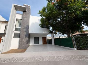 Casa · 198m² · 4 Recámaras · 2 Estacionamientos · Casa en Venta con 4 Recámaras y Roof Top en El Mayorazgo