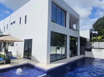 Casa · 580m² · 4 Recámaras · 4 Estacionamientos · Hermosa Casa en Residencial Exclusiva El Cielo