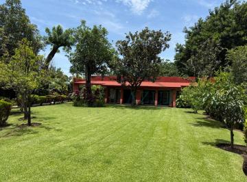 Casa de 6 habitaciones, Cuernavaca · Casa de un Nivel con 6 Recámaras, Alberca y Amplio Jardín en Tlaltenango.