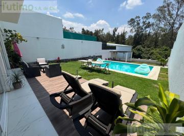 Casa · 500m² · 5 Recámaras · 2 Estacionamientos · Amplia y Moderna Casa con Local Comercial en Cuernavaca