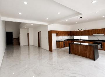 Casa · 272m² · 4 Recámaras · 2 Estacionamientos · Casa en Fraccionamiento Lomas del Dorado