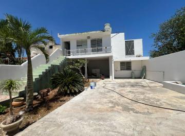 Terreno / Lote , Mérida · Venta de Casa en El Centro con Cuatro Recamaras y Tres Baños