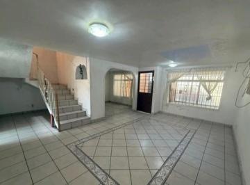 Casa · 247m² · 4 Recámaras · 2 Estacionamientos · Se Vende Casa con Amplios Espacios en Bosques de Colón, Toluca.
