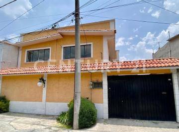 Casa · 248m² · 4 Recámaras · 4 Estacionamientos · Amplia Casa de 2 Niveles y 4 Recámaras en Tlalpan