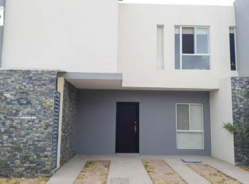 Casa · 120m² · 4 Recámaras · 2 Estacionamientos · Casa - Villa de Pozos