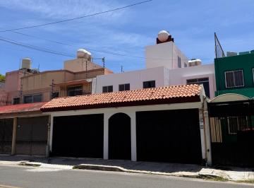 Casa · 220m² · 3 Recámaras · 2 Estacionamientos · Casa - Las Alamedas