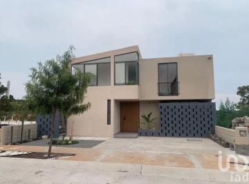 Casa · 245m² · 4 Recámaras · 2 Estacionamientos · Casa en Venta en Querétaro Mallorca Residencial Cerca de Centro Sur
