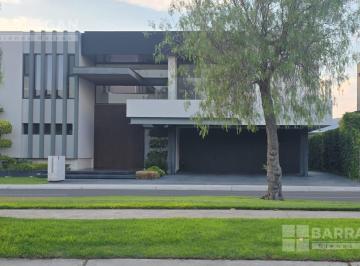 Casa · 825m² · 3 Recámaras · 6 Estacionamientos · Casa en Renta en El Campanario con Opción a Renta Amueblada