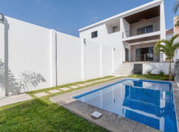 Casa · 350m² · 4 Recámaras · 2 Estacionamientos · Casa en Fraccionamiento Burgos | 4 Recamaras | Alberca