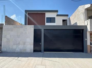 Casa · 180m² · 4 Recámaras · 2 Estacionamientos · Casa en Venta en Centro de Gómez Palacio, Dgo