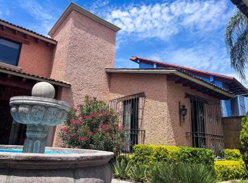 Casa · 586m² · 2 Recámaras · 3 Estacionamientos · Casa en Venta en Jurica