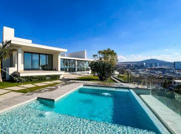 Casa · 1210m² · 4 Recámaras · 6 Estacionamientos · Residencia de Lujo con Alberca y Vista Panorámica de Querétaro