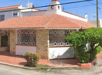 Casa de 5 habitaciones, Othón P. Blanco · Casa en Venta en Chetumal Junto a Av Insurgentes y Rodeado de Zonas Verdes!