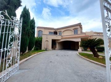 Casa de 5 habitaciones, Saltillo · Casa en Renta en Parques de La Cañada