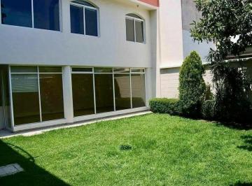 Casa · 500m² · 6 Recámaras · 4 Estacionamientos · Casa en Venta en Tecamachalco con Jardín