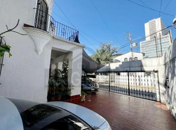 Casa · 414m² · 4 Estacionamientos · Amplia Casa en Venta a Dos Cuadras de Consitucion Centro Mty Nl