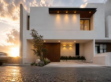 Casa de 3 habitaciones, Corregidora · Casa en Venta en Cañadas del Arroyo, Jardín, C.205 m² - Hermosa!