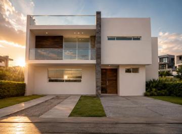 Casa de 3 habitaciones, Corregidora · Preciosa Casa en Cañadas del Arroyo, Roff Garden, Jardín, 3 Recamaras, Estudio.